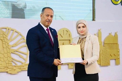 تكريم تدريسية متميزة