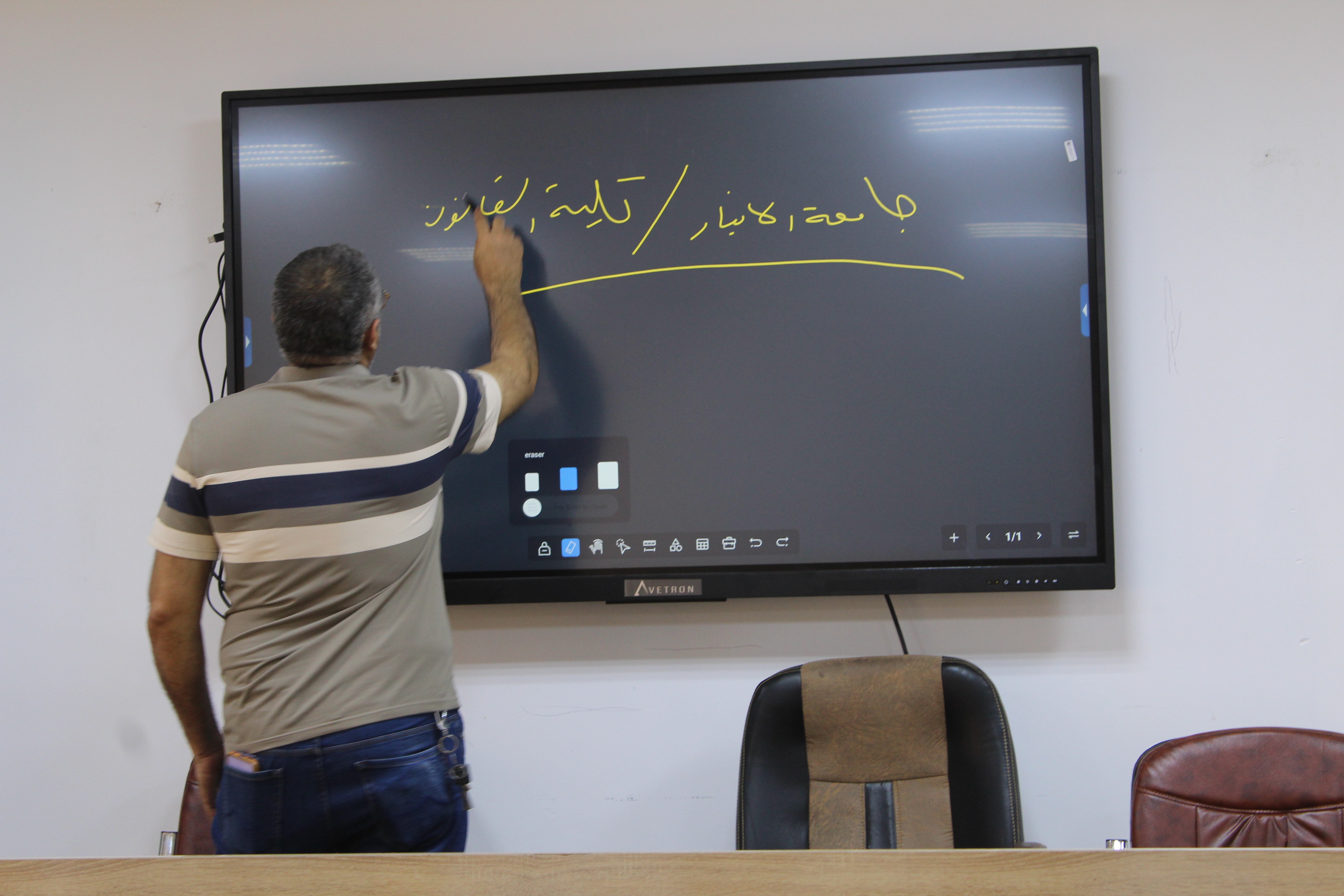كلية القانون تنظّم دورة تدريبية حول استخدام الشاشات التفاعلية في التعليم